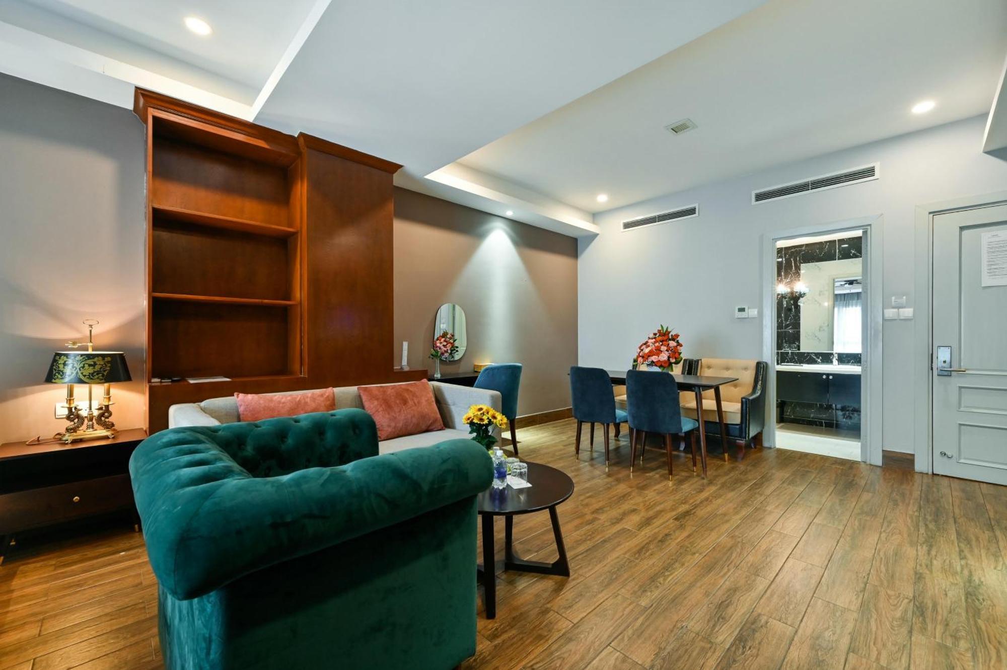 California Saigon Hotel & Rooftop Pool مدينة هوشي منه المظهر الخارجي الصورة