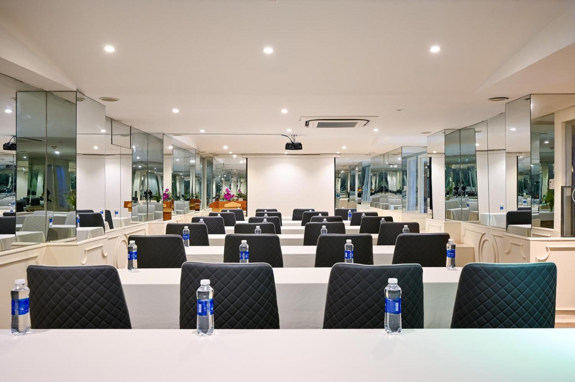 California Saigon Hotel & Rooftop Pool مدينة هوشي منه المظهر الخارجي الصورة